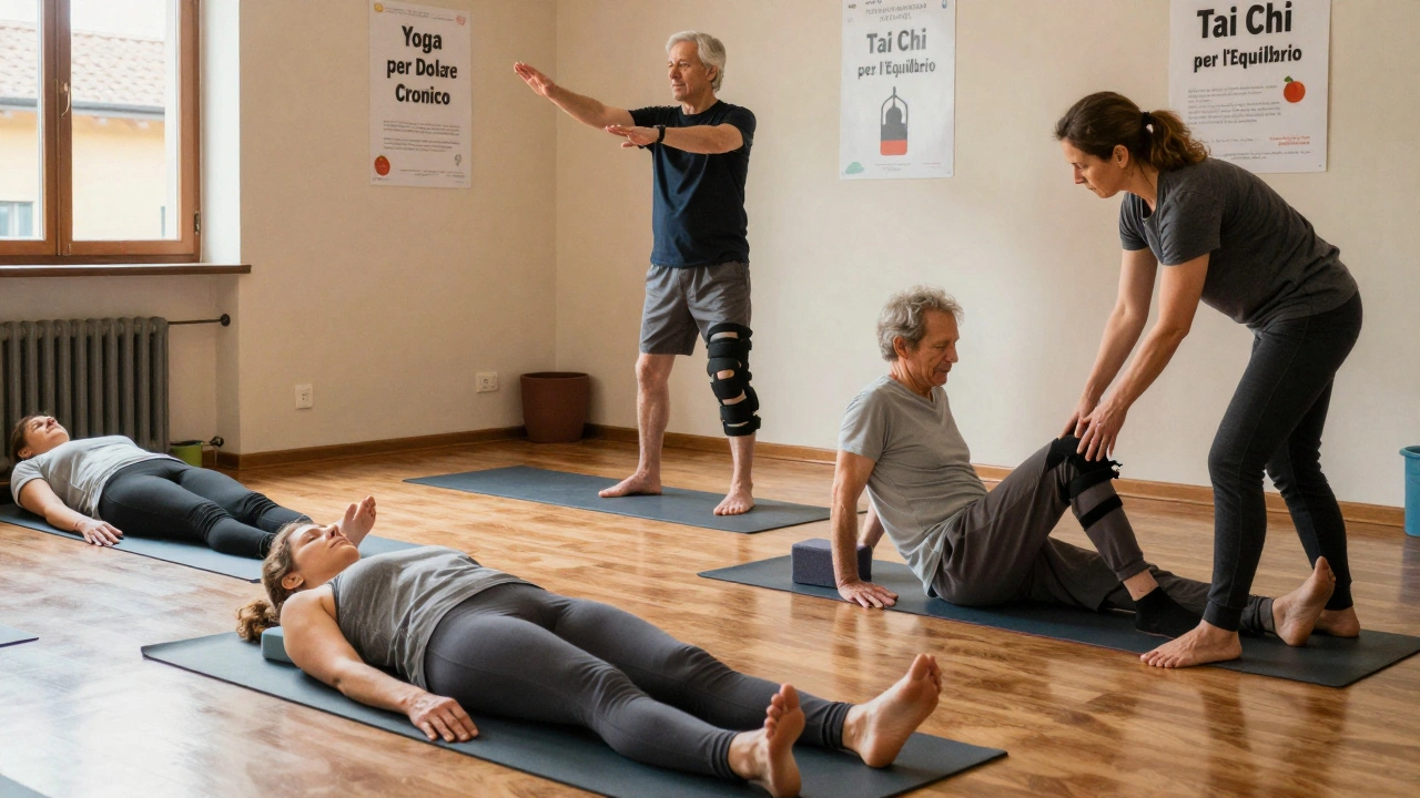 Una classe di yoga e tai chi in un centro comunitario italiano, con istruttore e partecipanti che usano supporti.