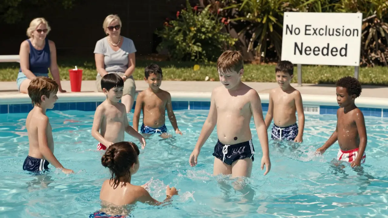 Bambini che giocano in piscina, uno con pantaloncini impermeabili, mentre genitori sorridono da vicino, in un'atmosfera di normalità e inclusione.